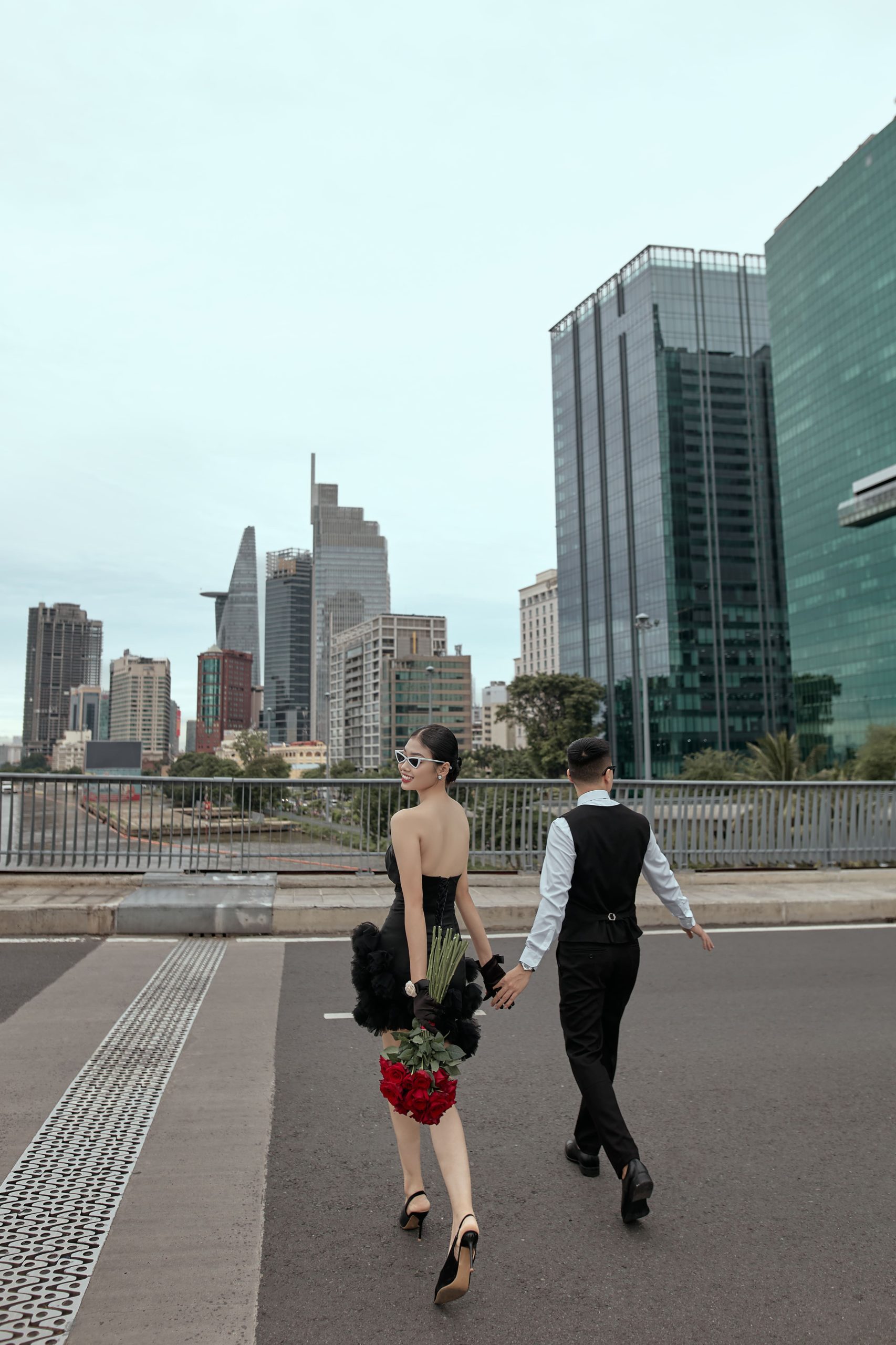 tạo dáng chụp ảnh cưới