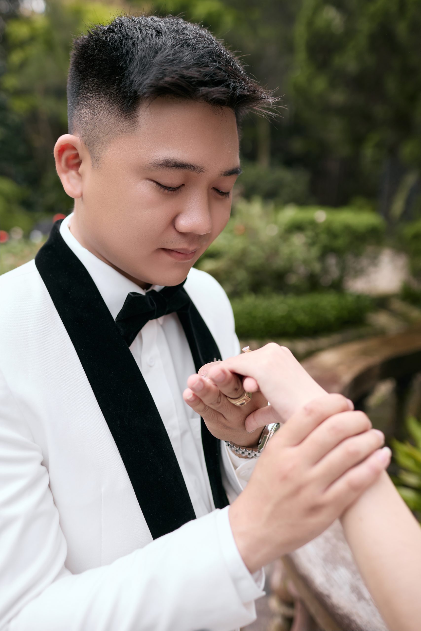 99+ Hình ảnh nhẫn cưới đẹp & mẹo tạo dáng tay chuẩn từ Sonstudio