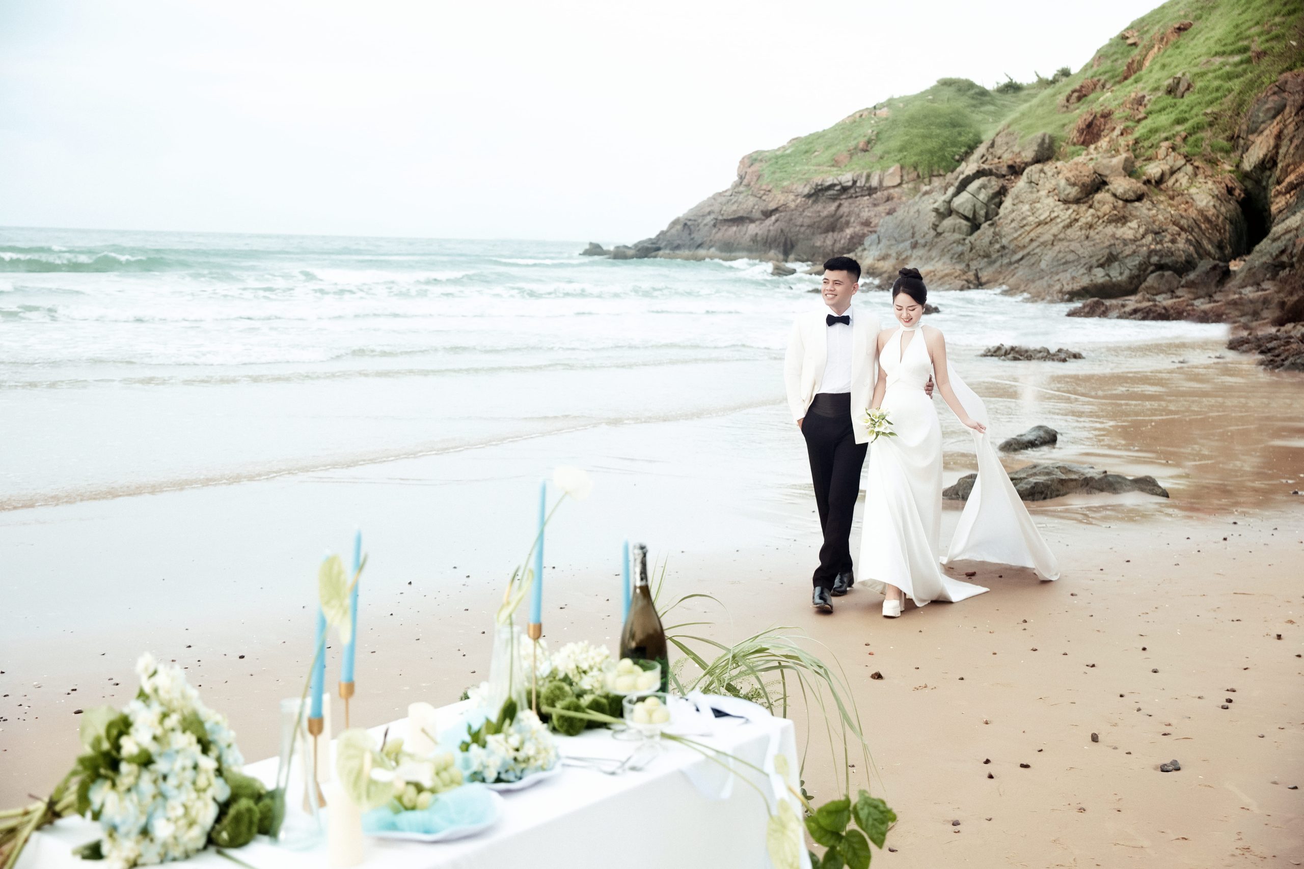 Hướng dẫn bí quyết tạo dáng chụp hình cặp đôi ở biển tự nhiên nhất