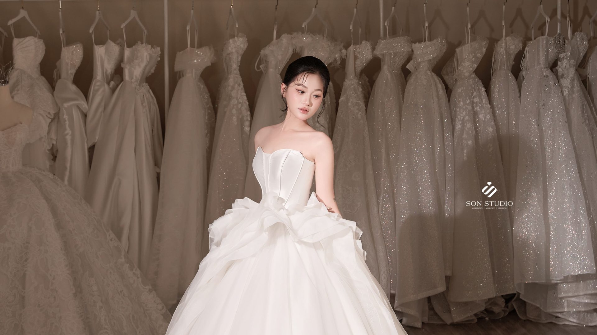 giá váy cưới
