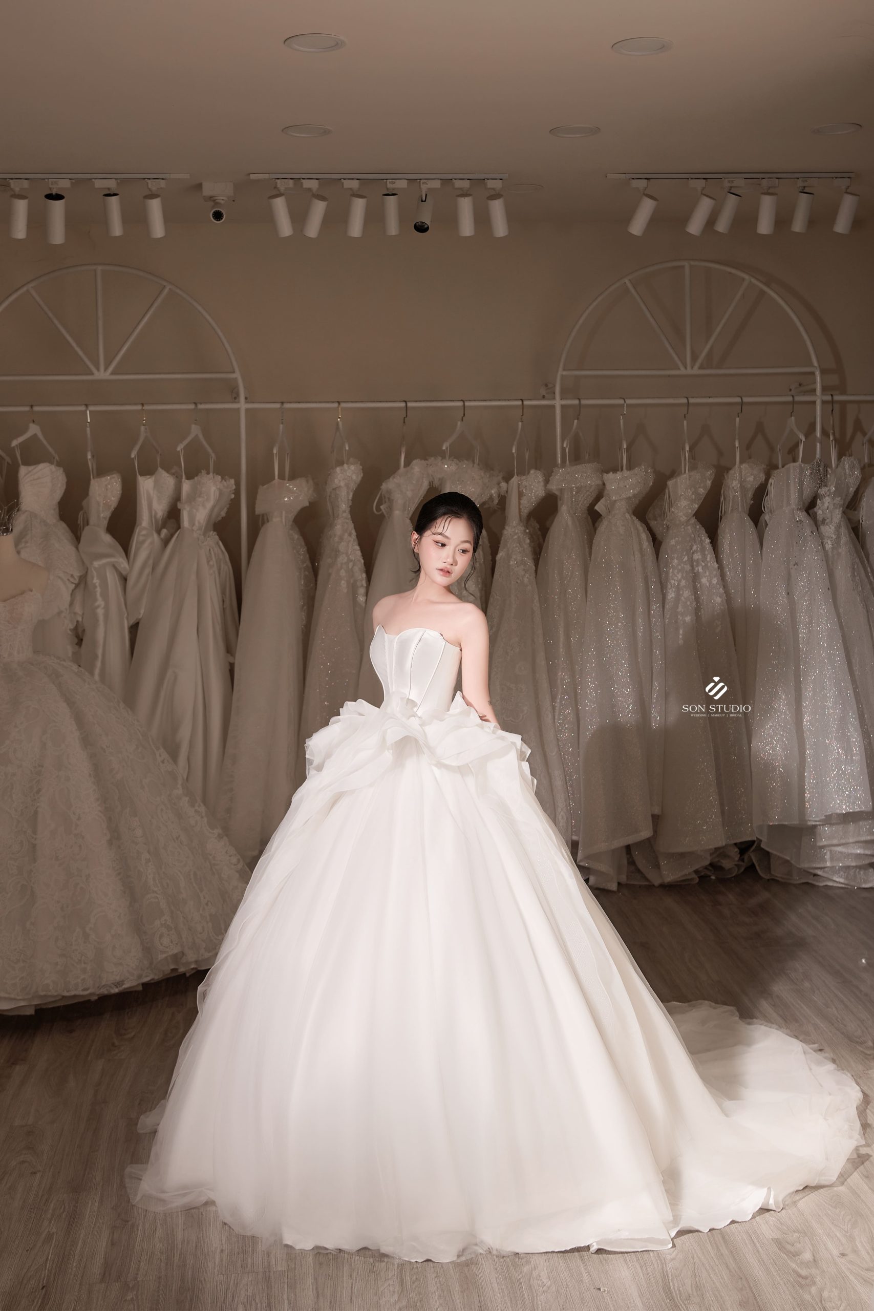 Giá Váy Cưới Mới Nhất 2026: Thuê & Mua 1 Bộ Bao Nhiêu Tiền?